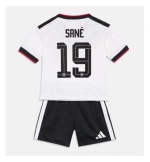 Duitsland Leroy Sane #19 Thuis tenue Kids WK 2026 Voetbalshirt Shorts Set Duitsland Leroy Sane #19 Thuis tenue Kids WK 2026 Voetbalshirt Shorts Set